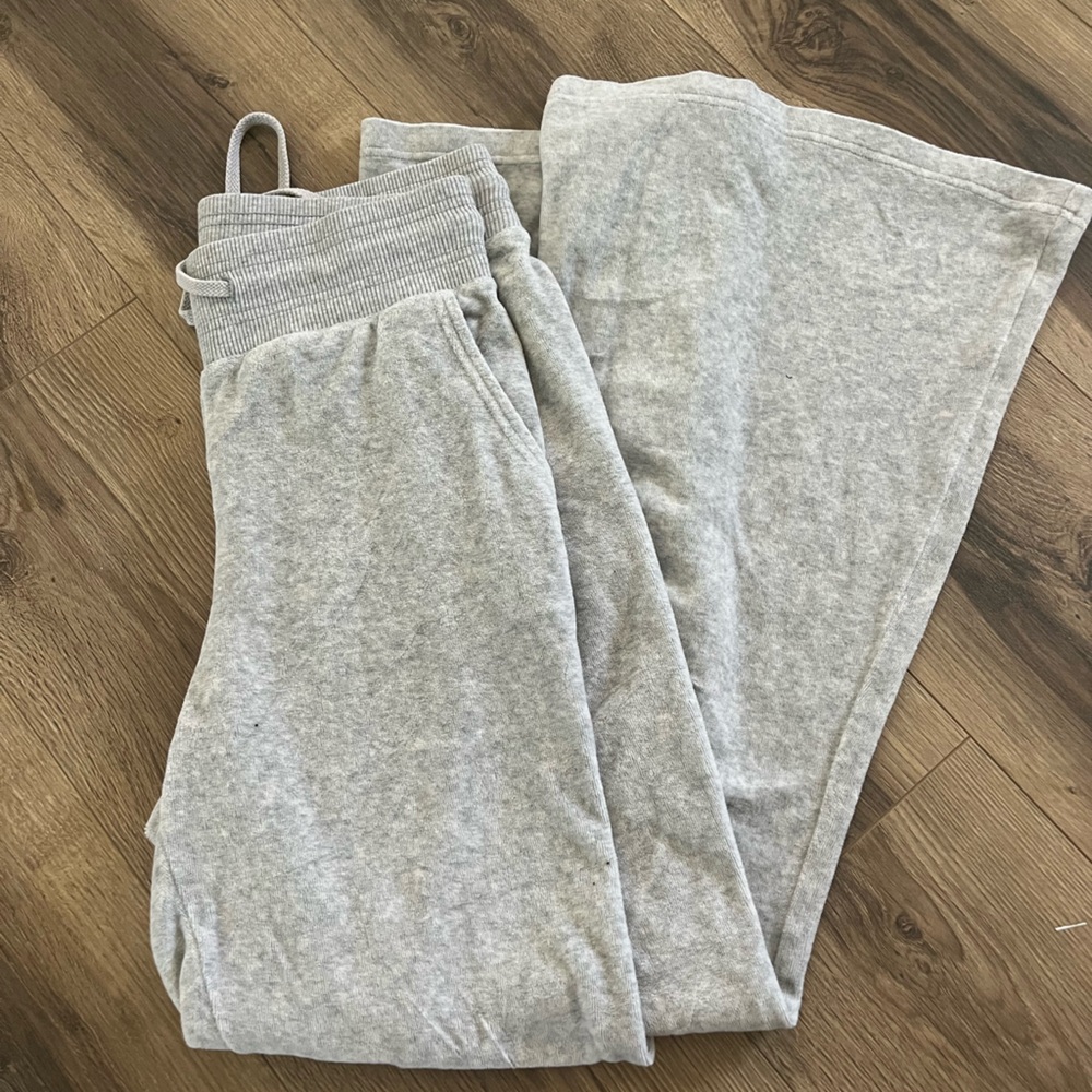 AERIE VELOUR HIGH
WAISTED FLARE PANT